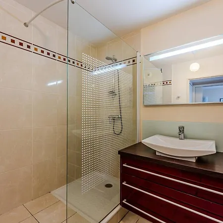 : Superbe T2 A 100m De La Avec Parking, Wifi - Fr-1-433-138 Apartment